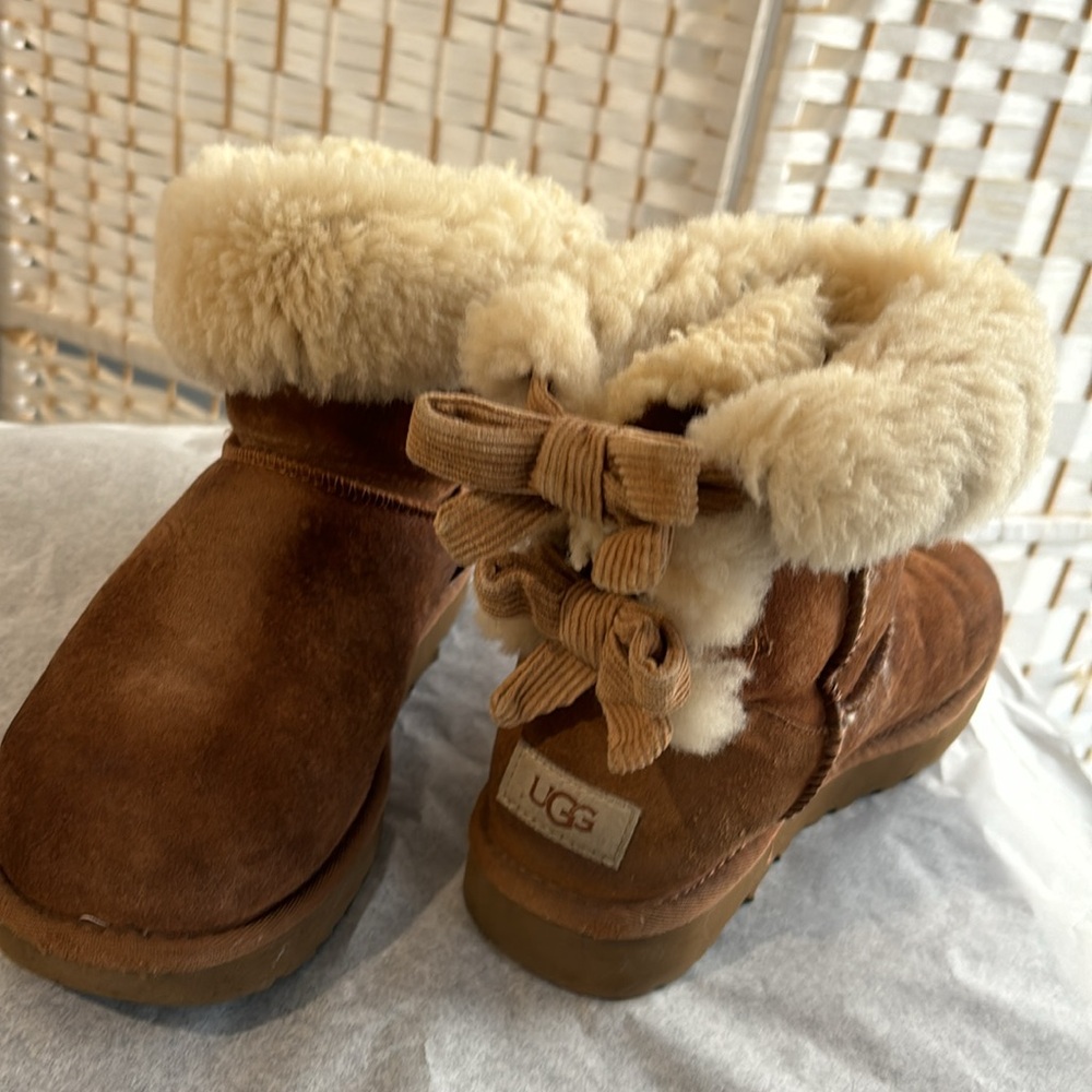 Uggs with bow 🎀🧸